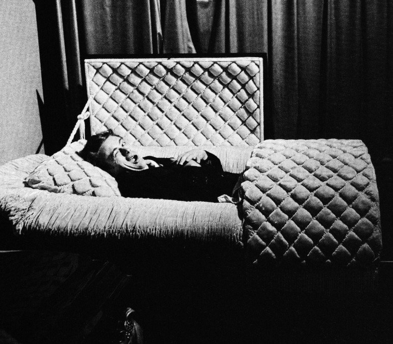 O Τζέιμς Ντιν μέσα στο φέρετρο [εικόνες] | iefimerida.gr 0