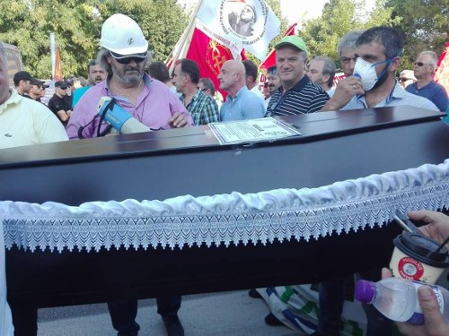 Κοζάνη: Mε φέρετρα υποδέχτηκαν τον Τσίπρα συνδικαλιστές της ΔΕΗ [εικόνες & βίντεο] | iefimerida.gr 0