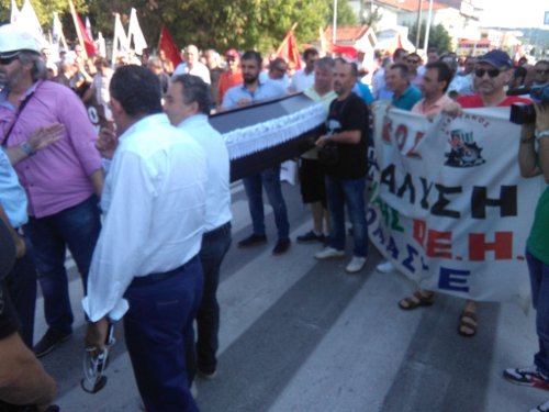 Κοζάνη: Mε φέρετρα υποδέχτηκαν τον Τσίπρα συνδικαλιστές της ΔΕΗ [εικόνες & βίντεο] | iefimerida.gr 1