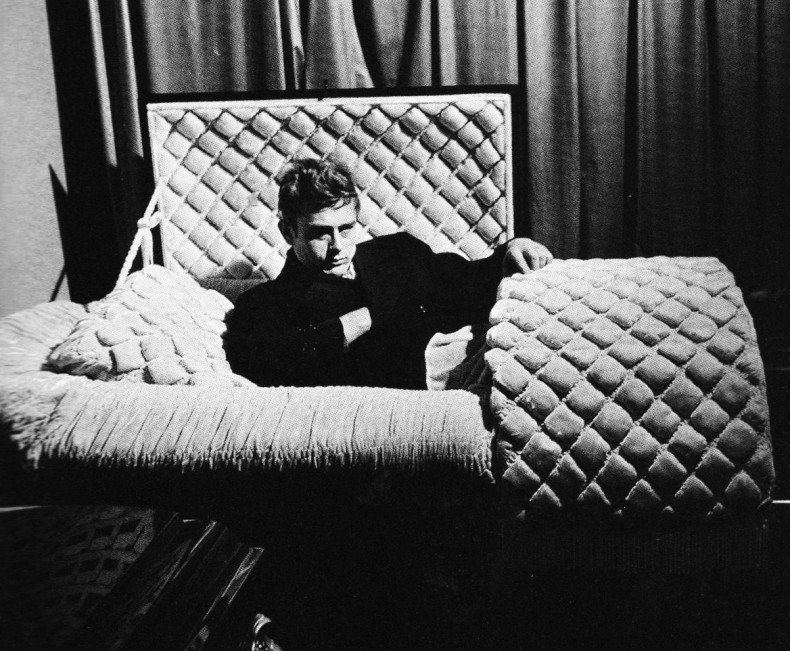 O Τζέιμς Ντιν μέσα στο φέρετρο [εικόνες] | iefimerida.gr 2