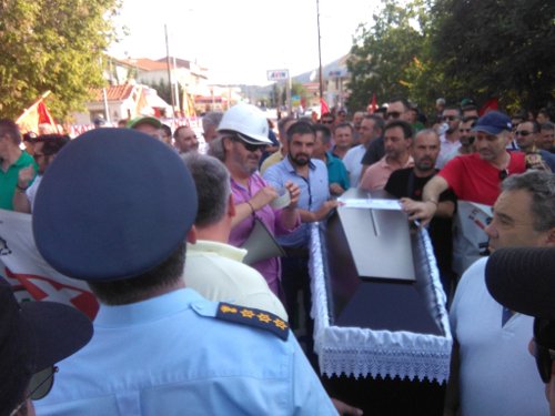 Κοζάνη: Mε φέρετρα υποδέχτηκαν τον Τσίπρα συνδικαλιστές της ΔΕΗ [εικόνες & βίντεο] | iefimerida.gr 2
