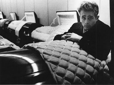 O Τζέιμς Ντιν μέσα στο φέρετρο [εικόνες] | iefimerida.gr 1