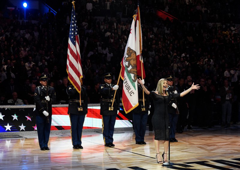 Η Fergie εκτέλεσε τον αμερικανικό εθνικό ύμνο σε πιο... σέξι τόνο στο All Star Game -Γέλαγαν οι παίκτες [βίντεο] | iefimerida.gr 0