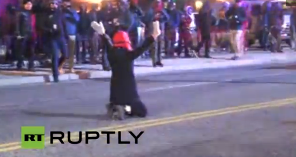 Οι ΗΠΑ φλέγονται: Αυτοκίνητα πυρπολούνται, κτίρια καίγονται -Διαδηλώσεις από το Φέργκιουσον μέχρι τη Νέα Υόρκη [βίντεο & εικόνες] | iefimerida.gr 5