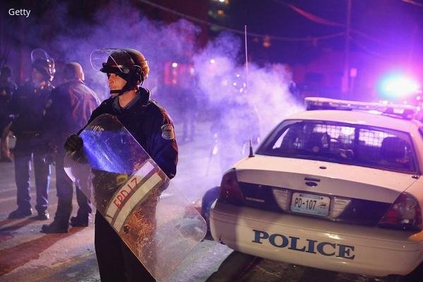 Βία και χάος στο Φέργκιουσον: Διαδηλώτρια έπαθε καρδιακή προσβολή μέσα σε βροχή από πλαστικές σφαίρες [εικόνες & βίντεο] | iefimerida.gr 1