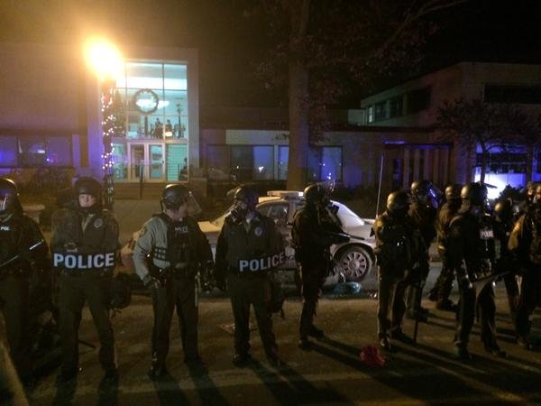 Οι ΗΠΑ φλέγονται: Αυτοκίνητα πυρπολούνται, κτίρια καίγονται -Διαδηλώσεις από το Φέργκιουσον μέχρι τη Νέα Υόρκη [βίντεο & εικόνες] | iefimerida.gr 4