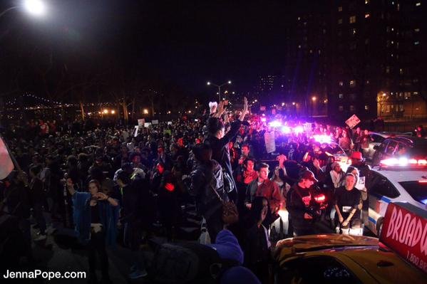 Οι ΗΠΑ φλέγονται: Αυτοκίνητα πυρπολούνται, κτίρια καίγονται -Διαδηλώσεις από το Φέργκιουσον μέχρι τη Νέα Υόρκη [βίντεο & εικόνες] | iefimerida.gr 2