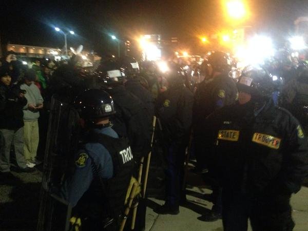 Οι ΗΠΑ φλέγονται: Αυτοκίνητα πυρπολούνται, κτίρια καίγονται -Διαδηλώσεις από το Φέργκιουσον μέχρι τη Νέα Υόρκη [βίντεο & εικόνες] | iefimerida.gr 13