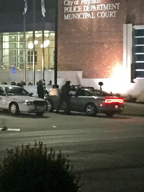 Χάος ξανά στο Φέργκιουσον: Διαδηλωτές πυροβόλησαν αστυνομικούς έξω από το Τμήμα [βίντεο & εικόνες] | iefimerida.gr 6