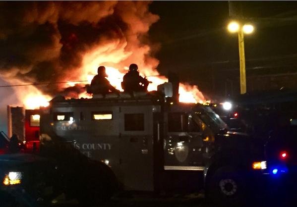 Στις φλόγες οι ΗΠΑ -Χάος μετά την αθώωση του αστυνομικού που σκότωσε τον άοπλο 18χρονο [βίντεο & εικόνες] | iefimerida.gr 7