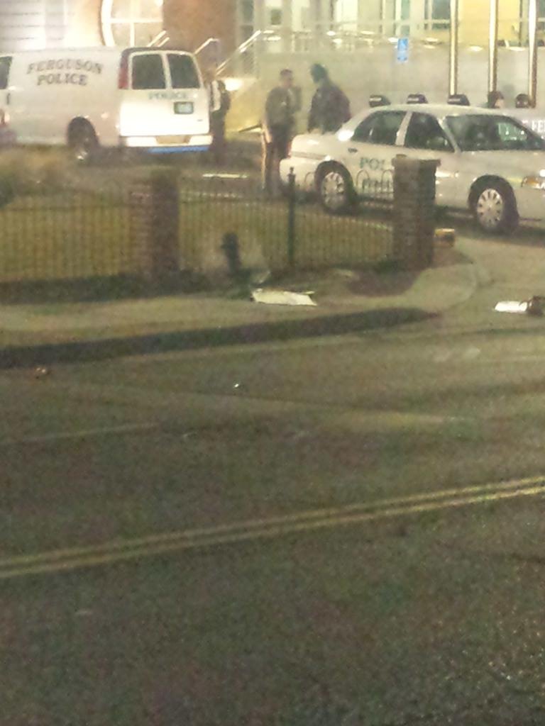 Χάος ξανά στο Φέργκιουσον: Διαδηλωτές πυροβόλησαν αστυνομικούς έξω από το Τμήμα [βίντεο & εικόνες] | iefimerida.gr 13