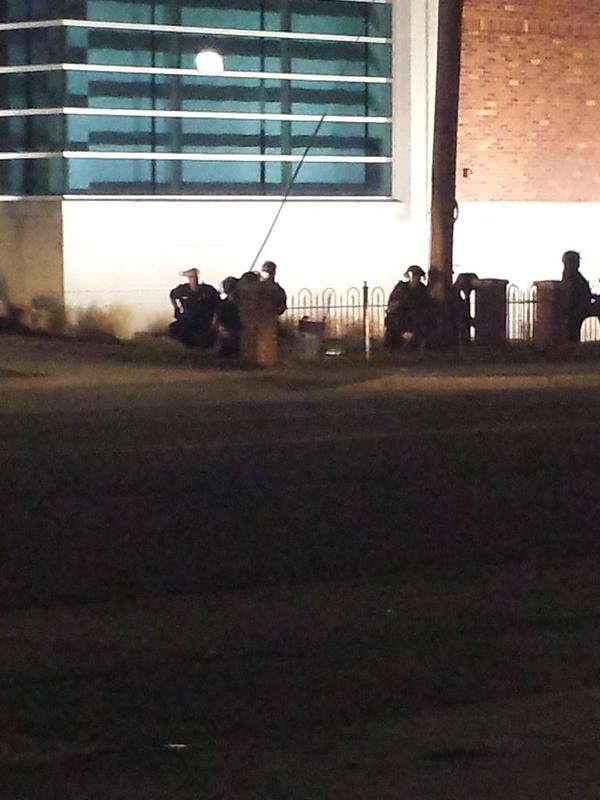 Χάος ξανά στο Φέργκιουσον: Διαδηλωτές πυροβόλησαν αστυνομικούς έξω από το Τμήμα [βίντεο & εικόνες] | iefimerida.gr 12