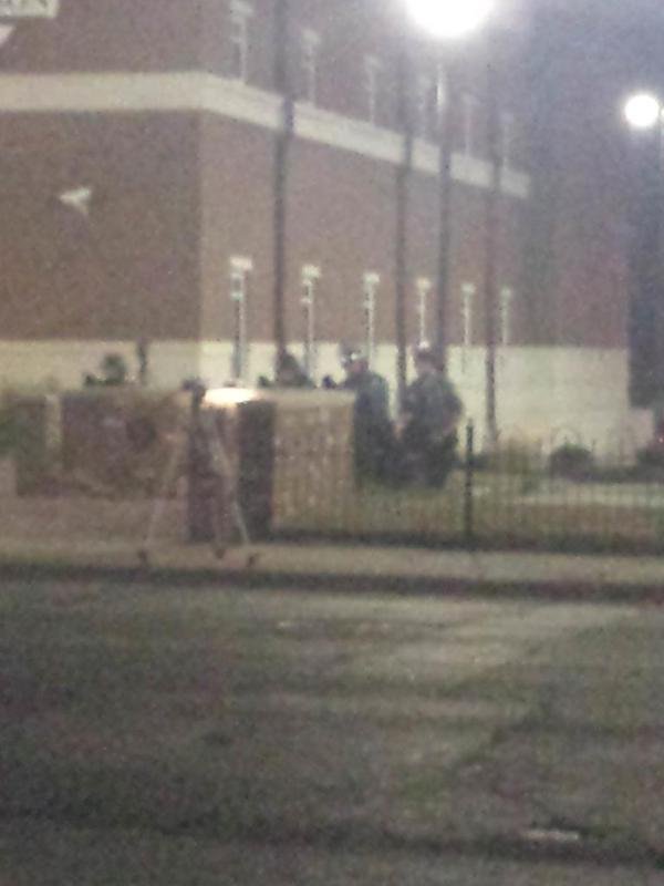 Χάος ξανά στο Φέργκιουσον: Διαδηλωτές πυροβόλησαν αστυνομικούς έξω από το Τμήμα [βίντεο & εικόνες] | iefimerida.gr 11