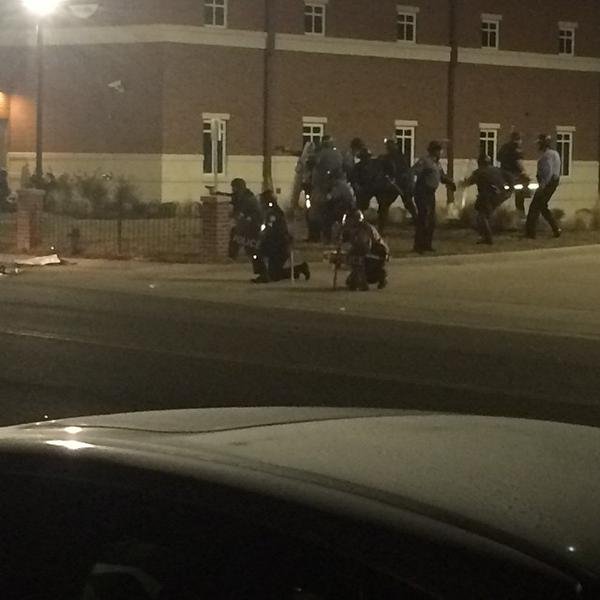 Χάος ξανά στο Φέργκιουσον: Διαδηλωτές πυροβόλησαν αστυνομικούς έξω από το Τμήμα [βίντεο & εικόνες] | iefimerida.gr 8