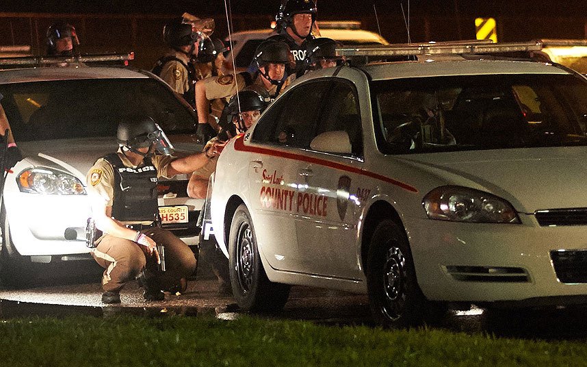 Σε κατάσταση εκτάκτου ανάγκης το Φέργκιουσον -Μετά από τα επεισόδια, στην επέτειο θανάτου του Μάικλ Μπράουν [εικόνες] | iefimerida.gr 0