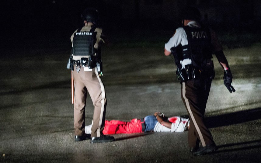 Σε κατάσταση εκτάκτου ανάγκης το Φέργκιουσον -Μετά από τα επεισόδια, στην επέτειο θανάτου του Μάικλ Μπράουν [εικόνες] | iefimerida.gr 1