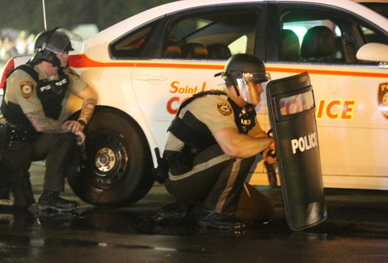 Σε κατάσταση εκτάκτου ανάγκης το Φέργκιουσον -Μετά από τα επεισόδια, στην επέτειο θανάτου του Μάικλ Μπράουν [εικόνες] | iefimerida.gr 2