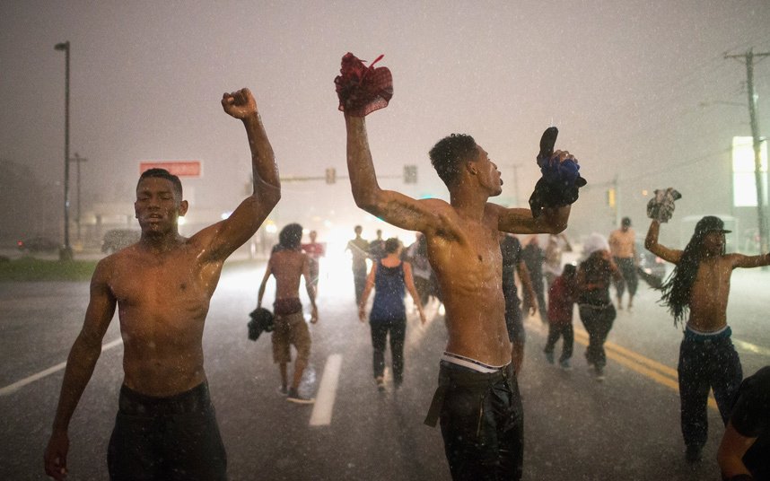 Σε κατάσταση εκτάκτου ανάγκης το Φέργκιουσον -Μετά από τα επεισόδια, στην επέτειο θανάτου του Μάικλ Μπράουν [εικόνες] | iefimerida.gr 3