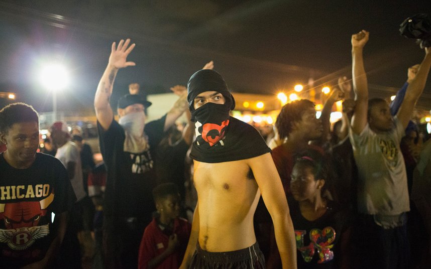 Σε κατάσταση εκτάκτου ανάγκης το Φέργκιουσον -Μετά από τα επεισόδια, στην επέτειο θανάτου του Μάικλ Μπράουν [εικόνες] | iefimerida.gr 4