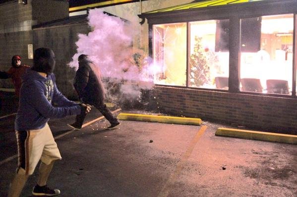 Οι ΗΠΑ φλέγονται: Αυτοκίνητα πυρπολούνται, κτίρια καίγονται -Διαδηλώσεις από το Φέργκιουσον μέχρι τη Νέα Υόρκη [βίντεο & εικόνες] | iefimerida.gr 1