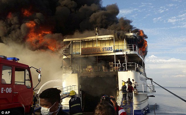 Φωτιά σε φέρι με 544 επιβάτες – Πηδούσαν στη θάλασσα για να σωθούν [εικόνες&βίντεο] | iefimerida.gr 1