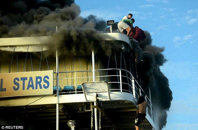 Φωτιά σε φέρι με 544 επιβάτες – Πηδούσαν στη θάλασσα για να σωθούν [εικόνες&βίντεο] | iefimerida.gr 2