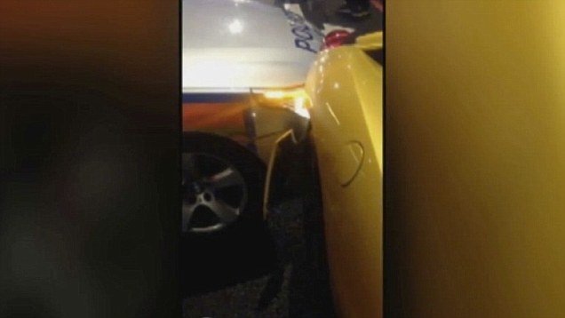 Οταν η αστυνομία σε... προκαλεί να την αντιπαθήσεις –Απρόσεκτο περιπολικό χτύπησε μια πανάκριβη σταθμευμένη Ferrari [εικόνες&βίντεο] | iefimerida.gr 1