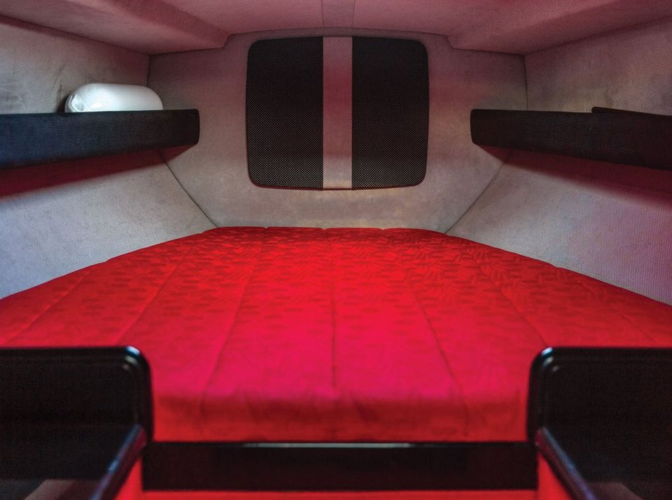 Μια σπάνια, κατακόκκινη Ferrari που προτιμά τη... θάλασσα - Σε δημοπρασία το Σάββατο [εικόνες] | iefimerida.gr 4