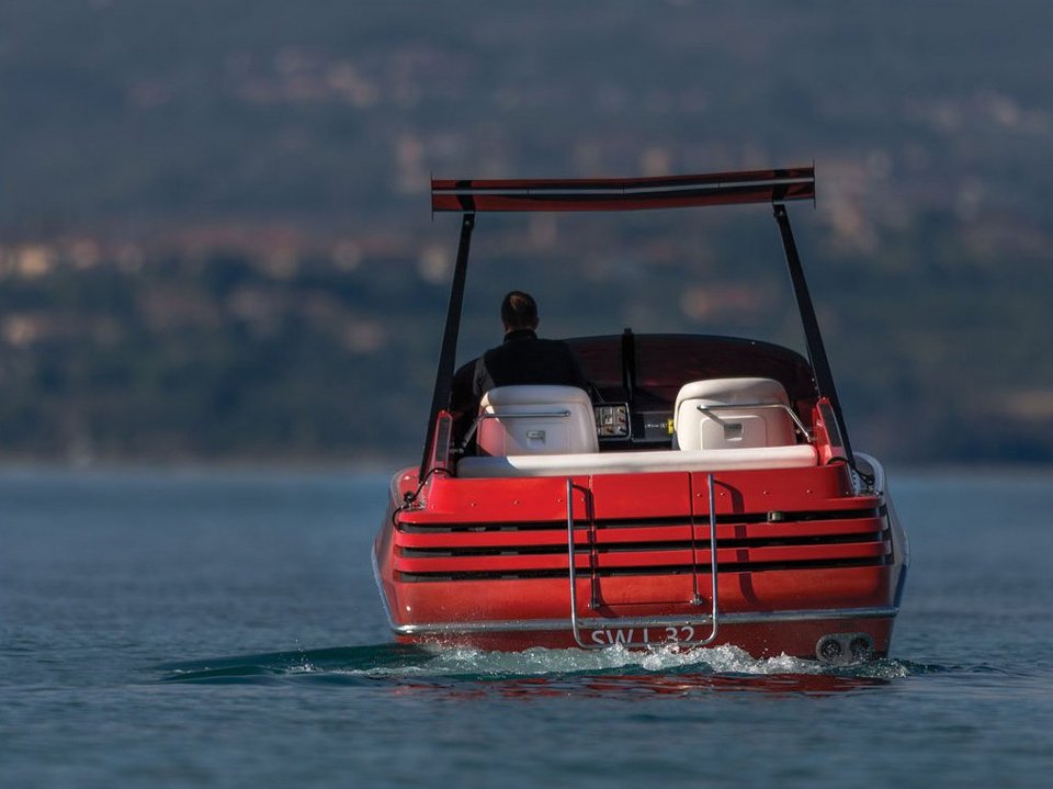Μια σπάνια, κατακόκκινη Ferrari που προτιμά τη... θάλασσα - Σε δημοπρασία το Σάββατο [εικόνες] | iefimerida.gr 9