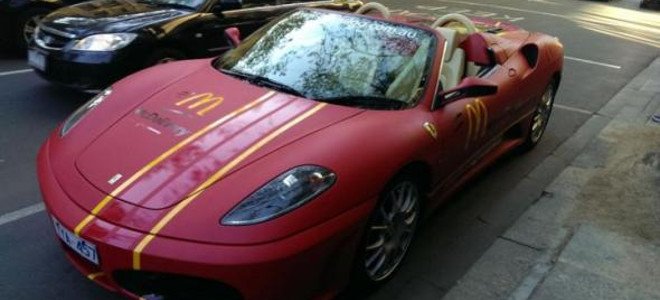 Η αποθέωση της πρόκλησης: Ντελιβεράδες φέρνουν χάμπουργκερ στο σπίτι με... Ferrari [εικόνες] | iefimerida.gr 0