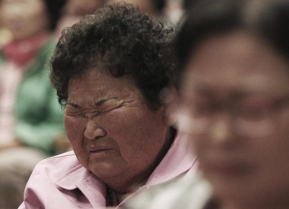 «Ξύπνα, σε παρακαλώ» -Ραγίζουν καρδιές στη Ν. Κορέα με τις σορούς από το ναυάγιο να φτάνουν στην ακτή [εικόνες] | iefimerida.gr 0