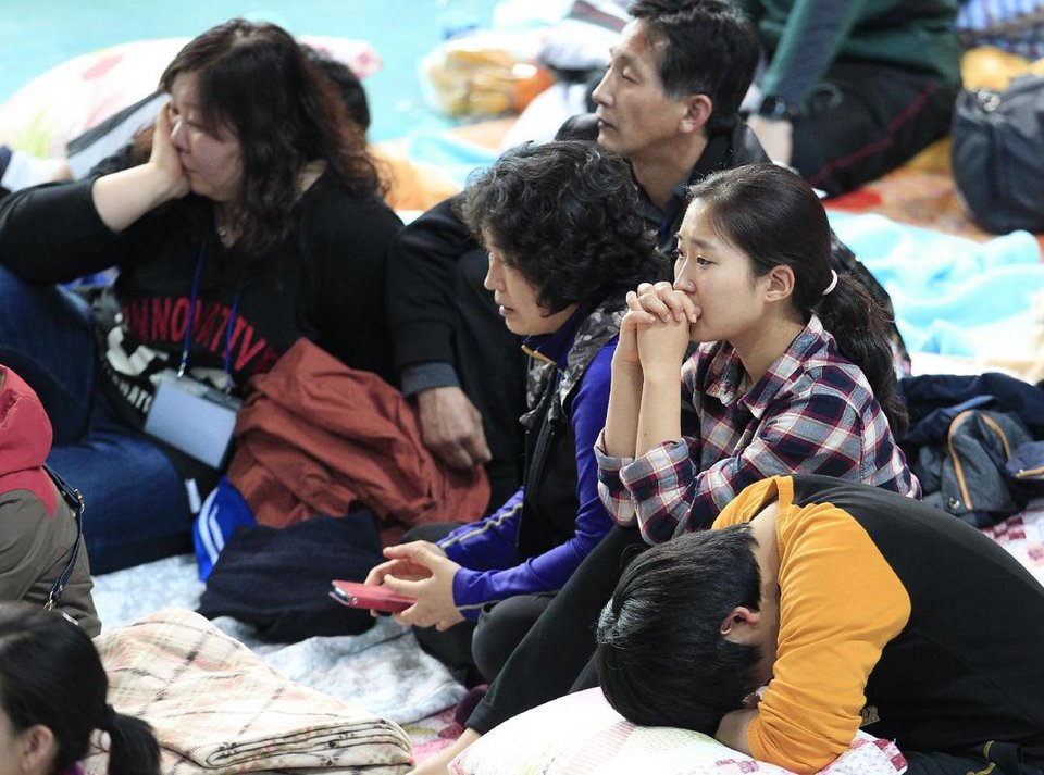 «Ξύπνα, σε παρακαλώ» -Ραγίζουν καρδιές στη Ν. Κορέα με τις σορούς από το ναυάγιο να φτάνουν στην ακτή [εικόνες] | iefimerida.gr 9