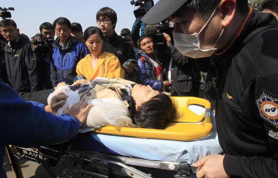 «Ξύπνα, σε παρακαλώ» -Ραγίζουν καρδιές στη Ν. Κορέα με τις σορούς από το ναυάγιο να φτάνουν στην ακτή [εικόνες] | iefimerida.gr 4