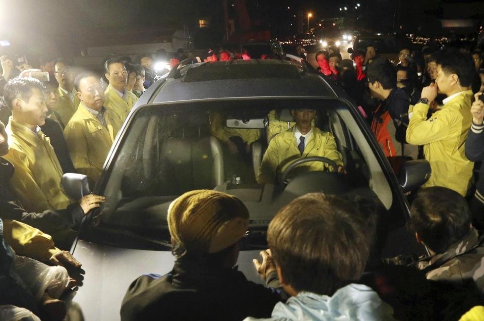 «Ξύπνα, σε παρακαλώ» -Ραγίζουν καρδιές στη Ν. Κορέα με τις σορούς από το ναυάγιο να φτάνουν στην ακτή [εικόνες] | iefimerida.gr 5