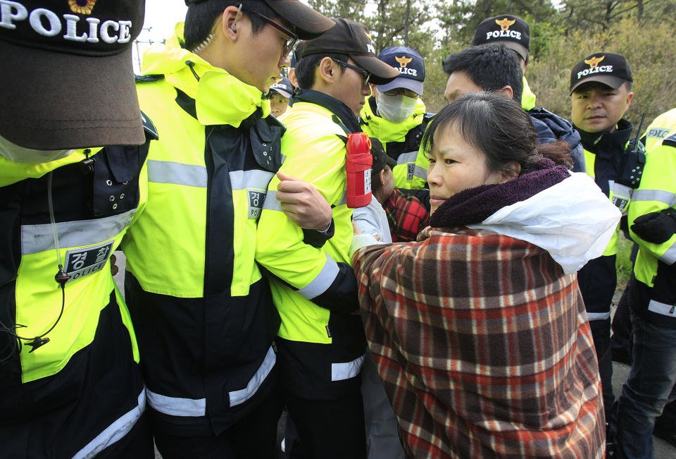 «Ξύπνα, σε παρακαλώ» -Ραγίζουν καρδιές στη Ν. Κορέα με τις σορούς από το ναυάγιο να φτάνουν στην ακτή [εικόνες] | iefimerida.gr 6