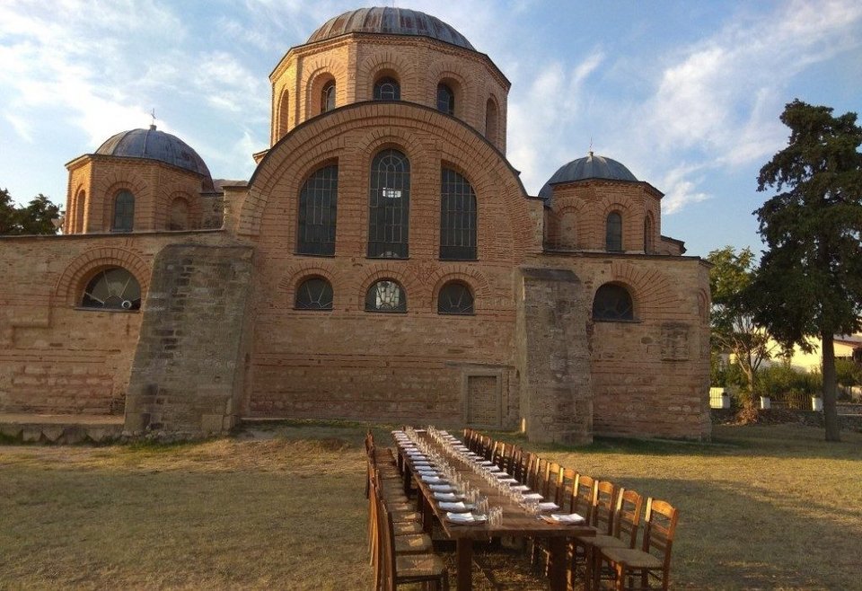 Το δείπνο στήθηκε πάνω σε πόρτα από την Καππαδοκία