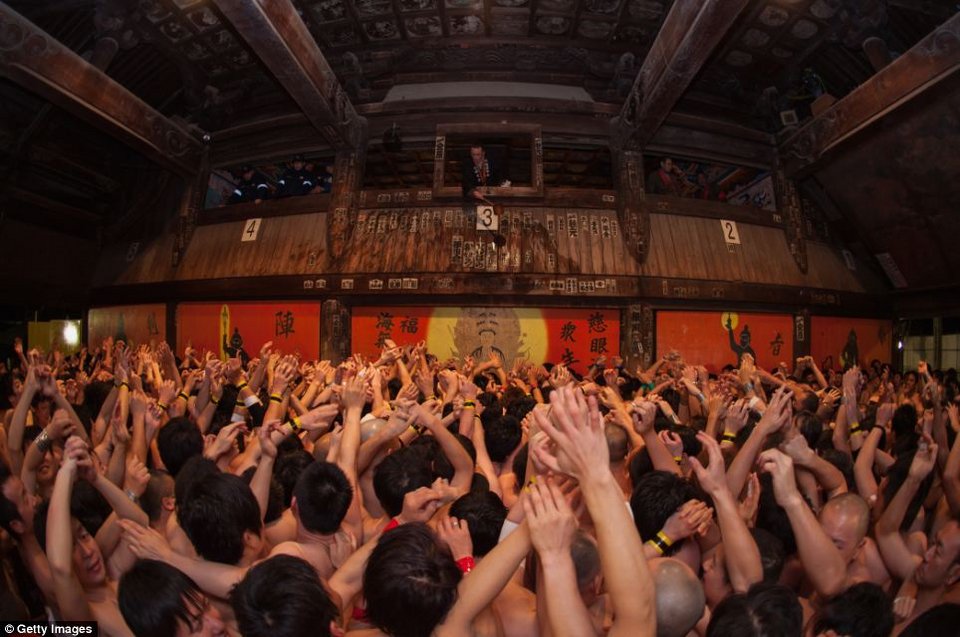 Το γυμνό φεστιβάλ της Ιαπωνίας όπου οι άντρες ρίχνονται «στη μάχη» της καλοτυχίας -Μια παράδοση 500 ετών [εικόνες] | iefimerida.gr 1