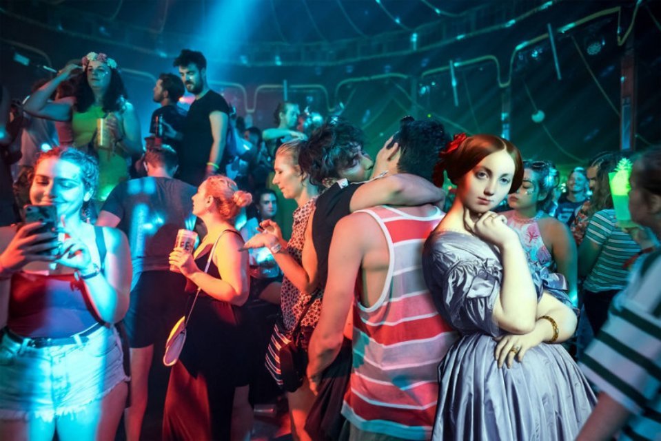 Τι δουλειά έχει η Μόνα Λίζα σε φεστιβάλ; Το μοντάζ φωτορεπόρτερ που ενθουσιάζει [εικόνες] | iefimerida.gr 4