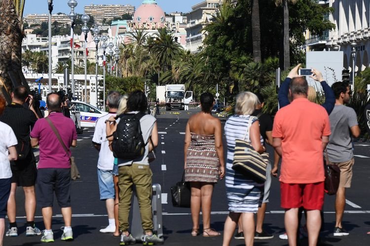 Ακυρώθηκαν γιορτές, φεστιβάλ και εκδηλώσεις στην περιοχή, μετά το μακελειό της Νίκαιας | iefimerida.gr 0