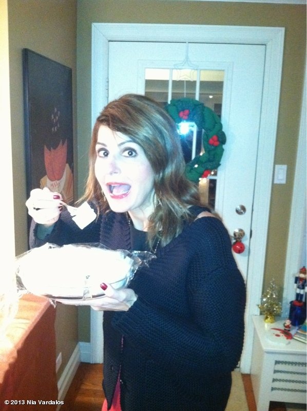 Mε ένα τεράστιο κομμάτι φέτα υποδέχθηκε το 2013 η Νία Βαρντάλος [εικόνα] | iefimerida.gr 0