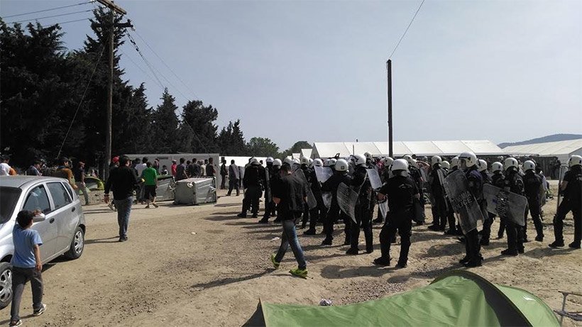 Εκρηκτική κατάσταση στην Ειδομένη -Πρόσφυγες έσπασαν βαν της ΕΛ.ΑΣ., αναποδογύρισαν κάδους [εικόνες] | iefimerida.gr 2