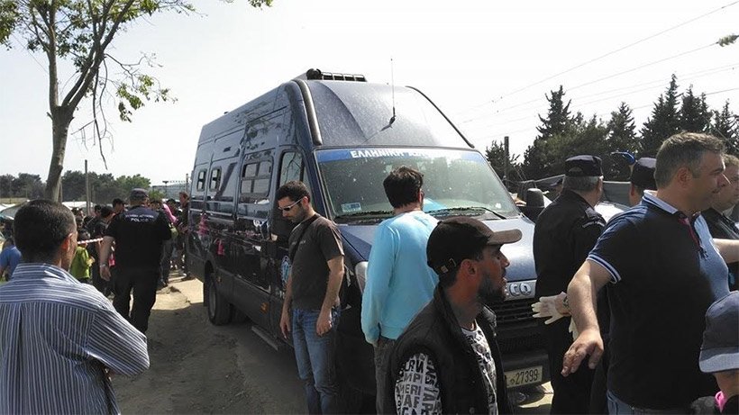 Εκρηκτική κατάσταση στην Ειδομένη -Πρόσφυγες έσπασαν βαν της ΕΛ.ΑΣ., αναποδογύρισαν κάδους [εικόνες] | iefimerida.gr 0