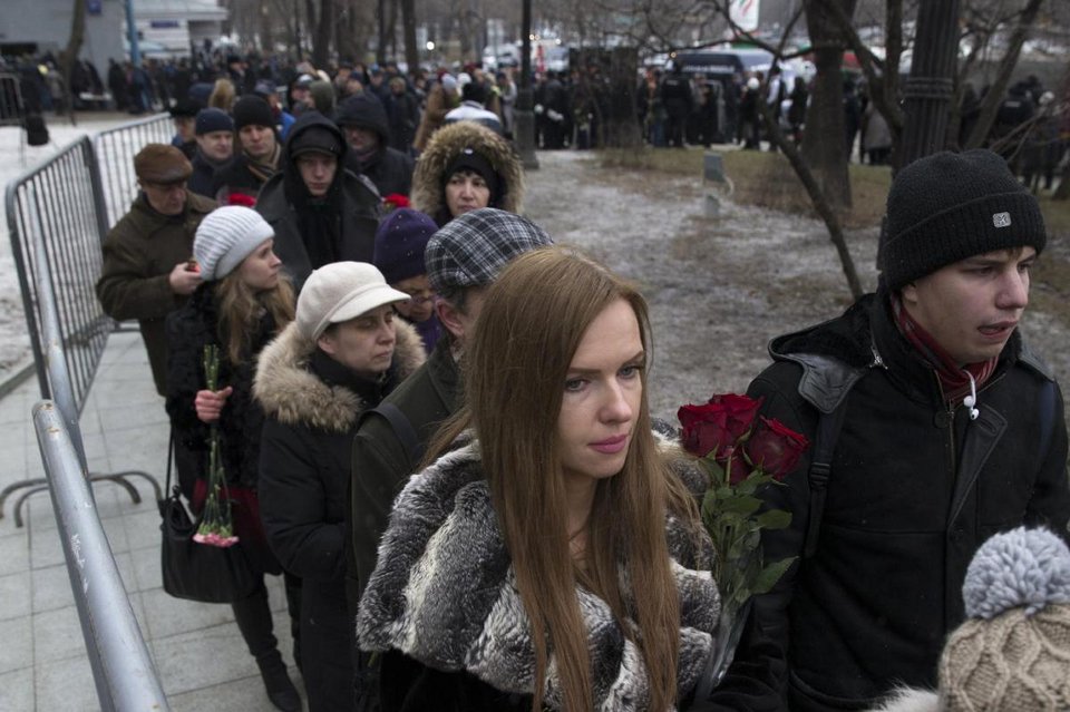 Χιλιάδες Μοσχοβίτες στην κηδεία του Νεμτσόφ -Η... κίνηση συμφιλίωσης από τον Πούτιν [εικόνες] | iefimerida.gr 3