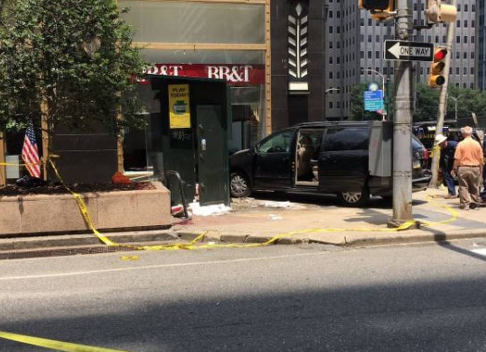 ΗΠΑ: Συναγερμός στη Φιλαδέλφια -Αυτοκίνητο παρέσυρε πεζούς [εικόνα] | iefimerida.gr 0