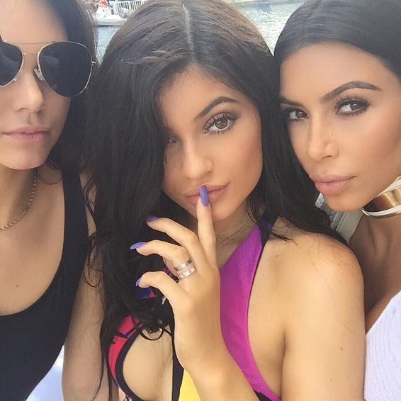 Fingermouthing: Η νέα τάση στις σέλφι θέλει το δάχτυλο δίπλα στο στόμα [εικόνες] | iefimerida.gr 0