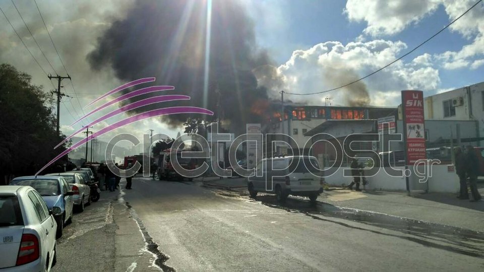 Φωτιά σε εργοστάσιο ξυλείας στο Ηράκλειο [εικόνες] | iefimerida.gr 0