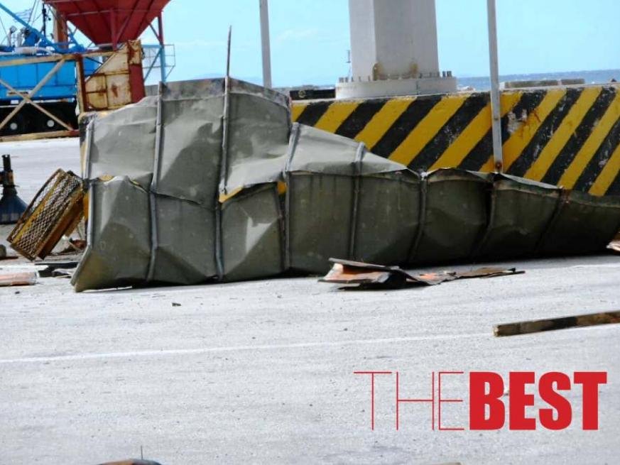 Πάτρα: Στέγη κτιρίου εκτοξεύτηκε από τον αέρα στο παλιό λιμάνι [εικόνες] | iefimerida.gr 1