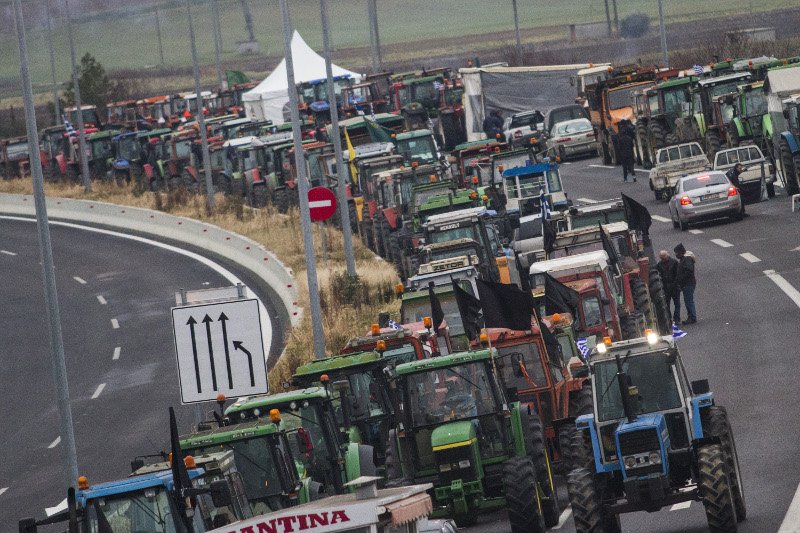 Αποφασισμένοι να κλιμακώσουν τις κινητοποιήσεις οι αγρότες -Επεισόδια με την αστυνομία [εικόνες] | iefimerida.gr 1