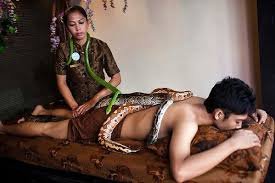 Η νέα ανατριχιαστική απόλαυση: Χαλαρωτικό μασάζ με... φίδια [εικόνες] | iefimerida.gr 0