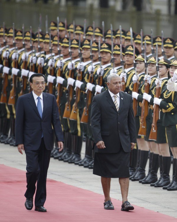 Με σανδάλια και φούστα ο πρωθυπουργός των Φίτζι στην Κίνα [εικόνες]  | iefimerida.gr 1